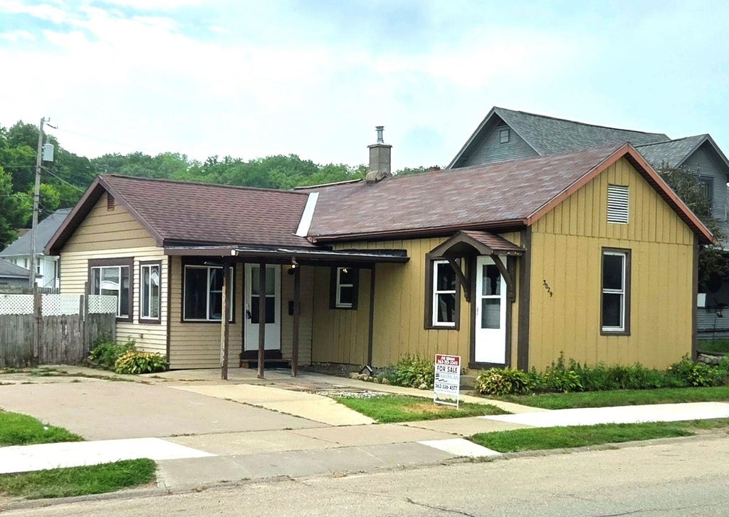Photo of Dubuque, IA 52001 (MLS # 155187)