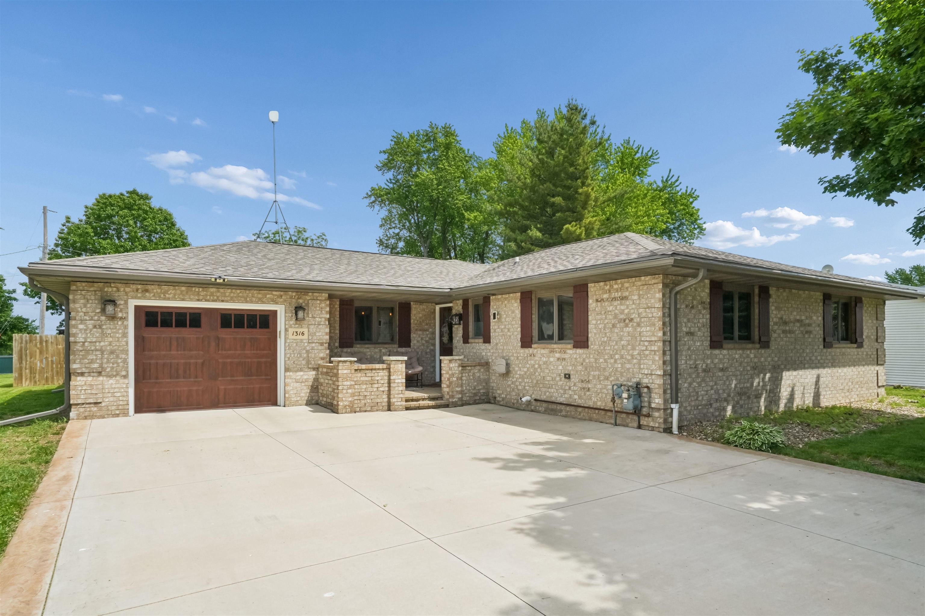 Photo 1 of 30 — 1316 8th Ave SE, Dyersville, IA 52040