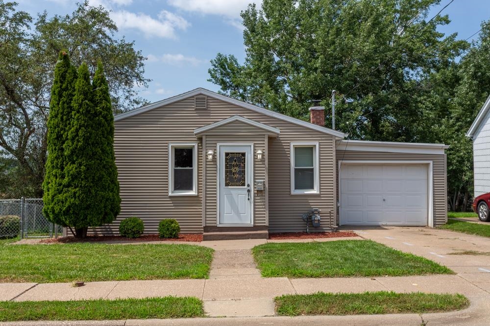 Photo 1 of 17 — 2665 University Avenue, Dubuque, IA 52001