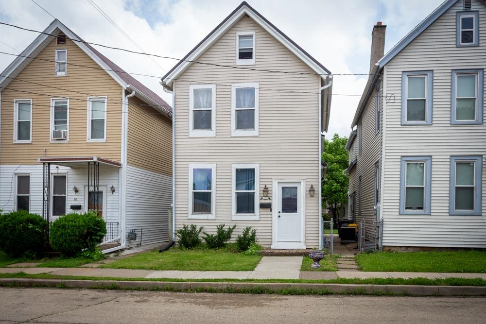 Photo 1 of 26 — 74 E 25 Street, Dubuque, IA 52001