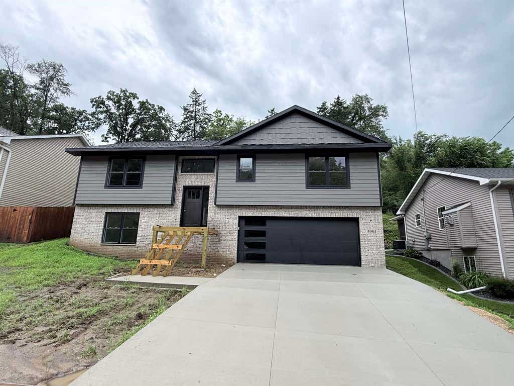 Photo of Dubuque, IA 52001 (MLS # 155169)