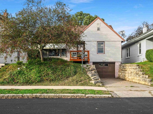819 GOETHE ST, DUBUQUE, IA 52001 - Image 6f968b6fbbf2c72d2b72c3b67a2ffbb3/3404989700