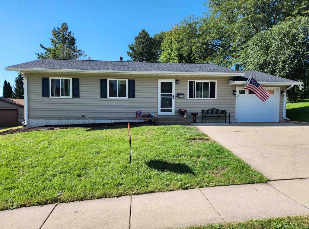 Photo of Dubuque, IA 52001 (MLS # 155844)