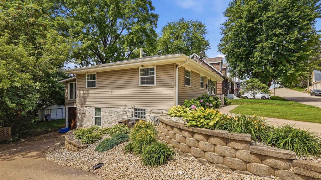 Photo of Dubuque, IA 52001 (MLS # 155064)