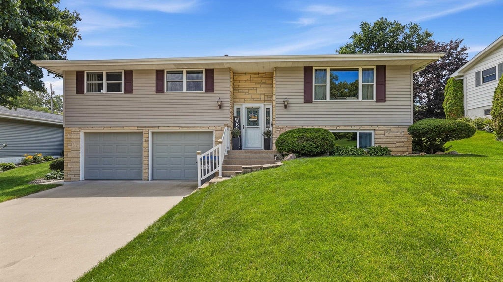 Photo of Dubuque, IA 52001 (MLS # 155040)