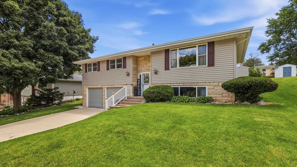 Photo of Dubuque, IA 52001 (MLS # 155040)