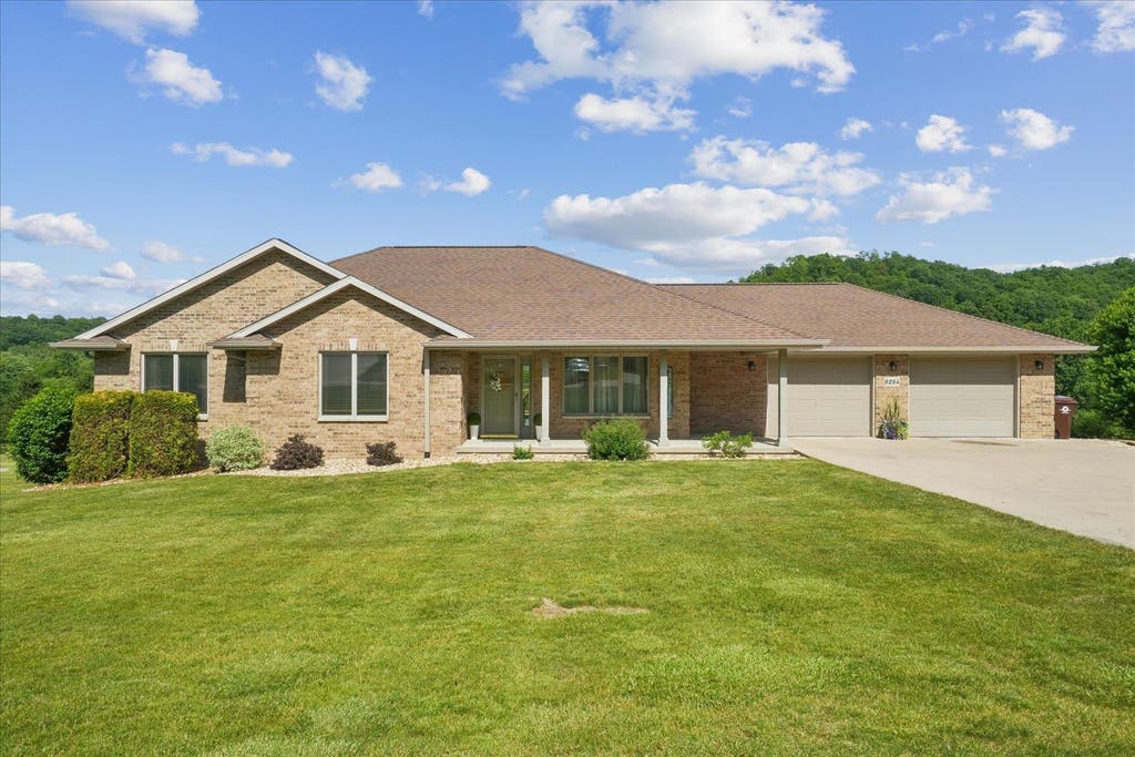Photo of Dubuque, IA 52003 (MLS # 154845)