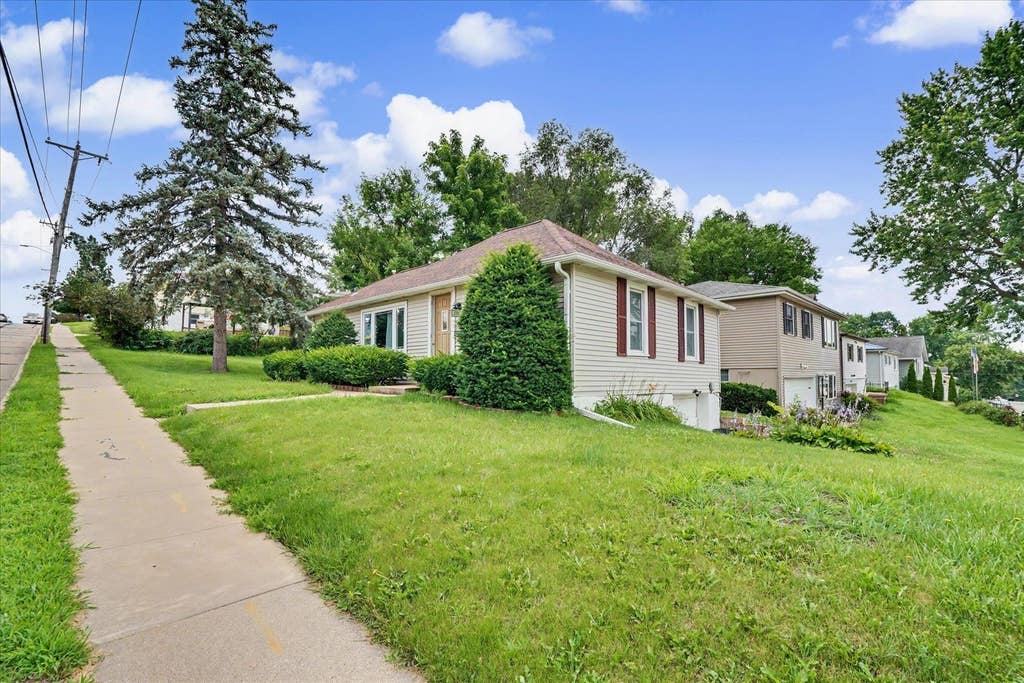 Photo of Dubuque, IA 52001 (MLS # 155235)