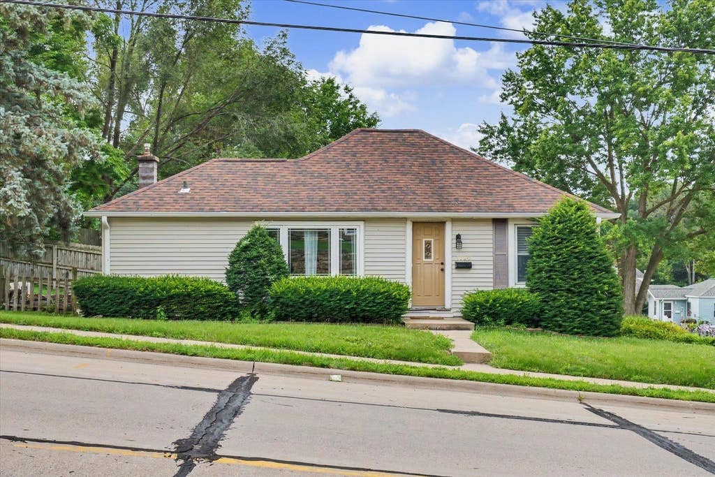 Photo of Dubuque, IA 52001 (MLS # 155235)