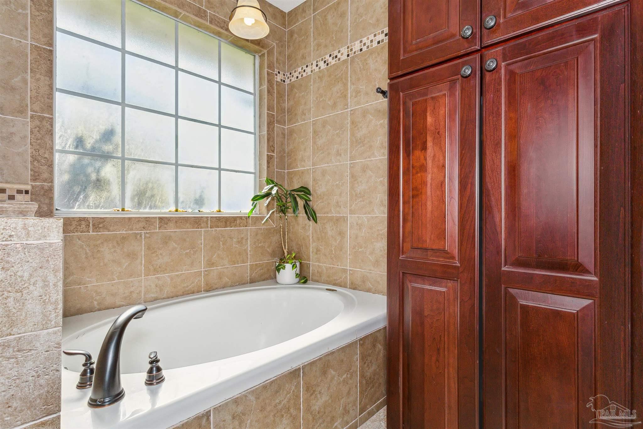 Gulf Breeze, Florida 32563, United States, 4 Bedrooms Bedrooms, ,2 BathroomsBathrooms,Residential,Contingent,47917