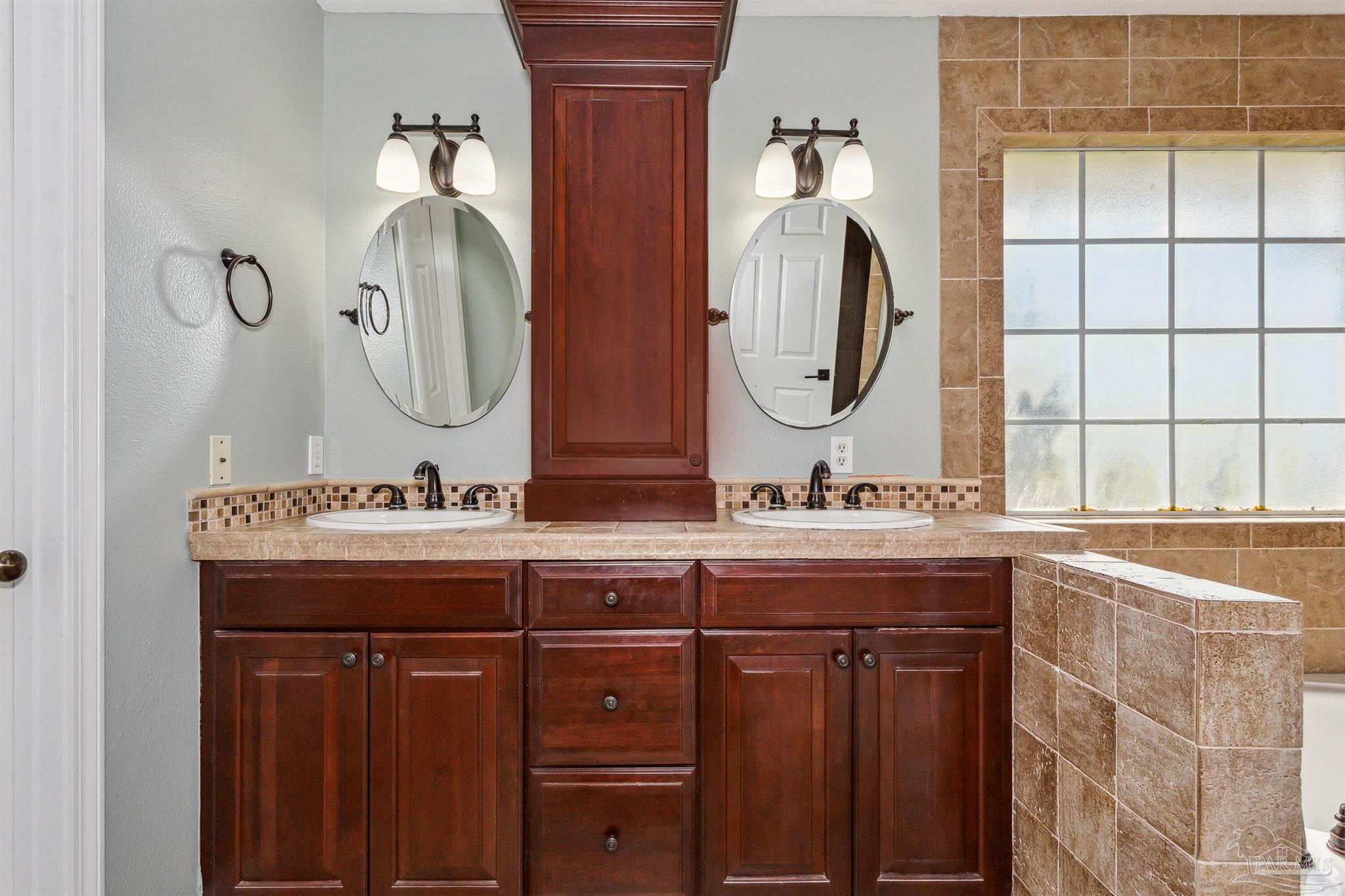 Gulf Breeze, Florida 32563, United States, 4 Bedrooms Bedrooms, ,2 BathroomsBathrooms,Residential,Contingent,47917