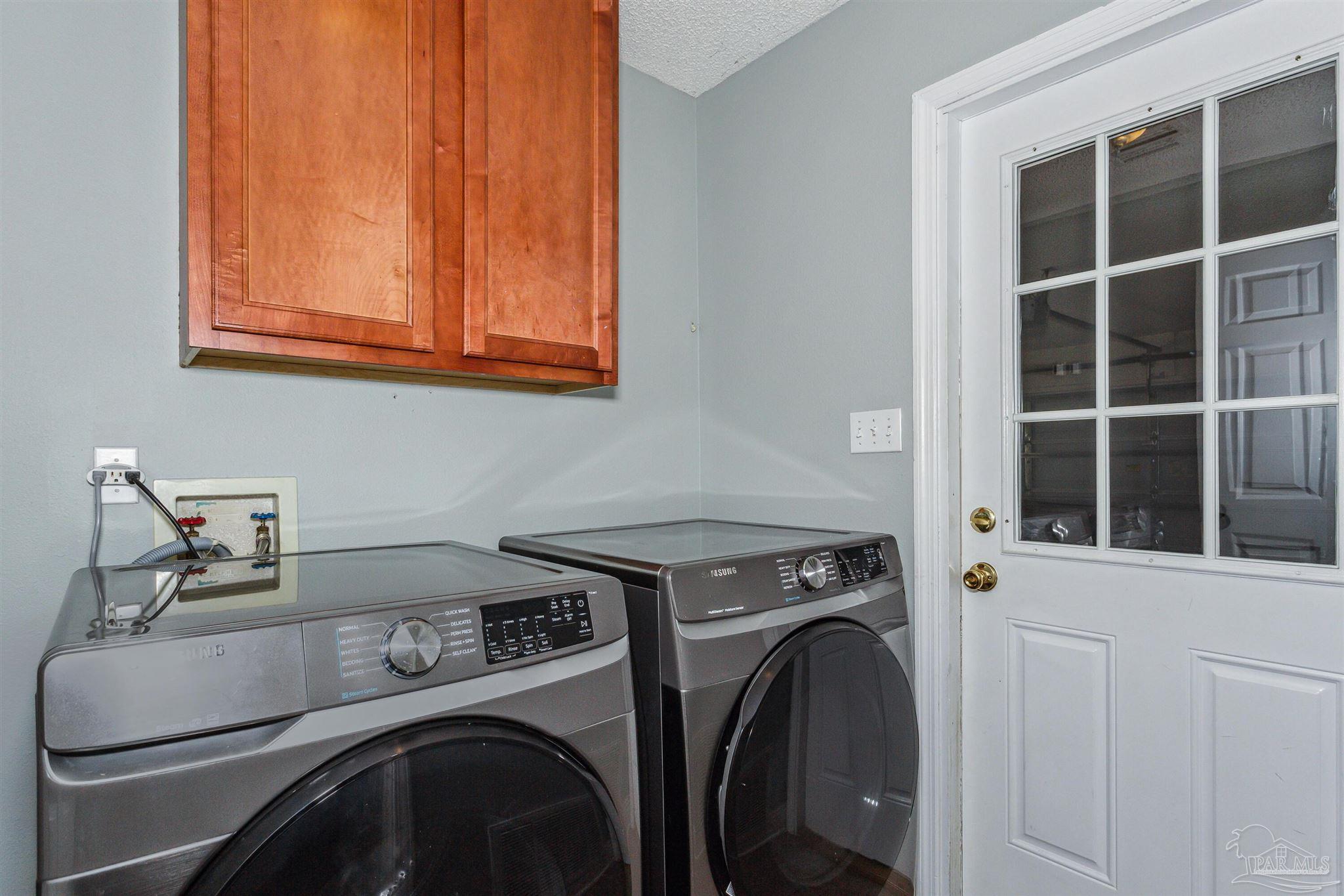 Gulf Breeze, Florida 32563, United States, 4 Bedrooms Bedrooms, ,2 BathroomsBathrooms,Residential,Contingent,47917