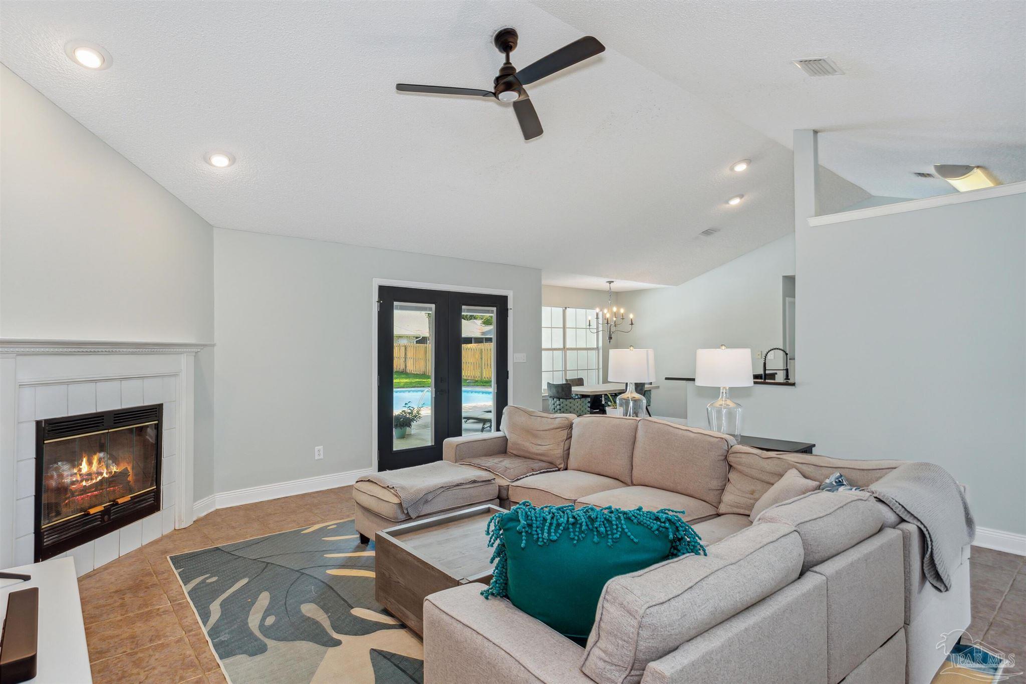 Gulf Breeze, Florida 32563, United States, 4 Bedrooms Bedrooms, ,2 BathroomsBathrooms,Residential,Contingent,47917