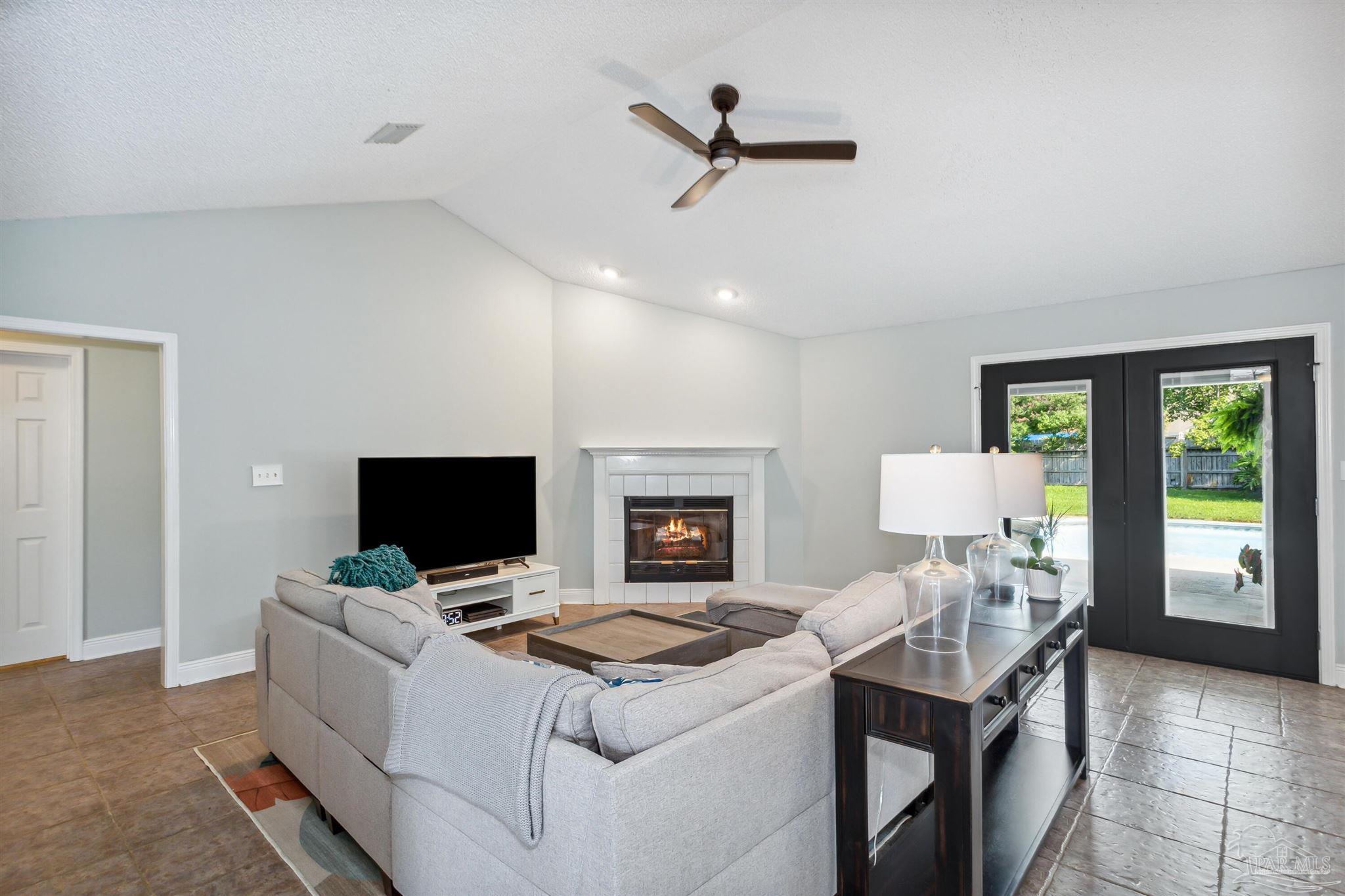 Gulf Breeze, Florida 32563, United States, 4 Bedrooms Bedrooms, ,2 BathroomsBathrooms,Residential,Contingent,47917