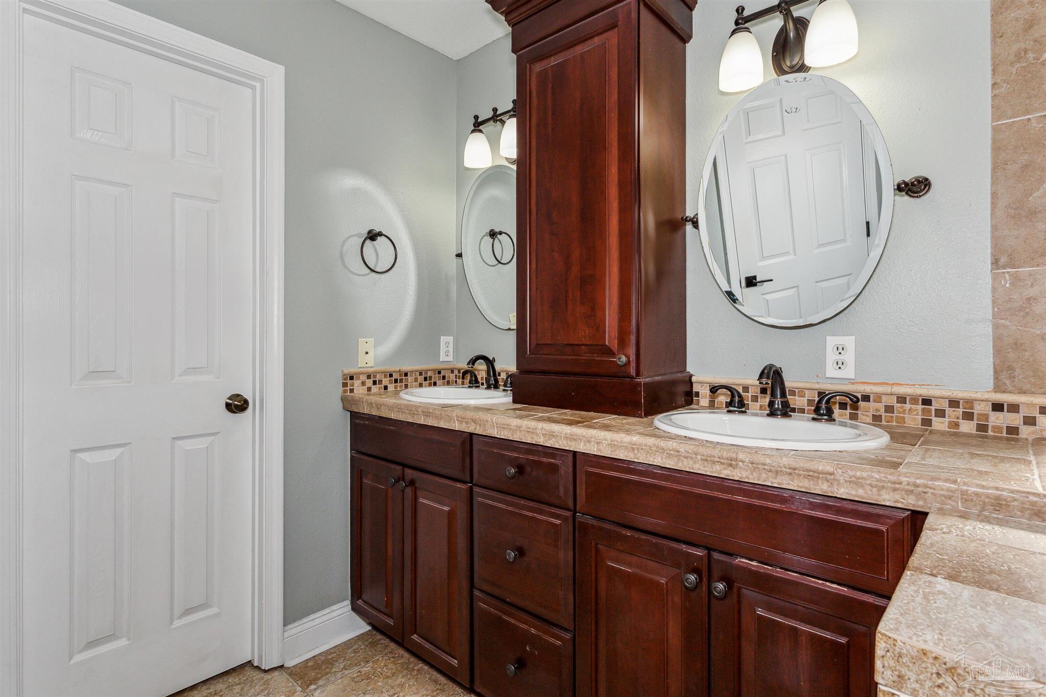 Gulf Breeze, Florida 32563, United States, 4 Bedrooms Bedrooms, ,2 BathroomsBathrooms,Residential,Contingent,47917