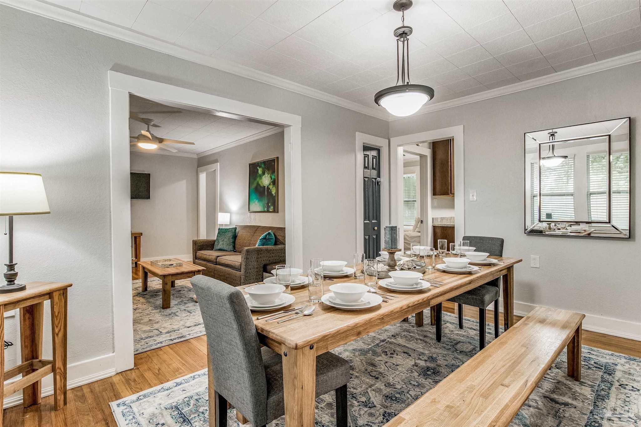 2624 W De Soto St