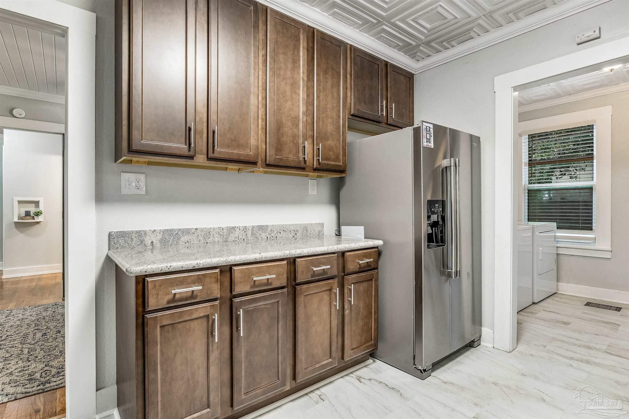 2624 W De Soto St
