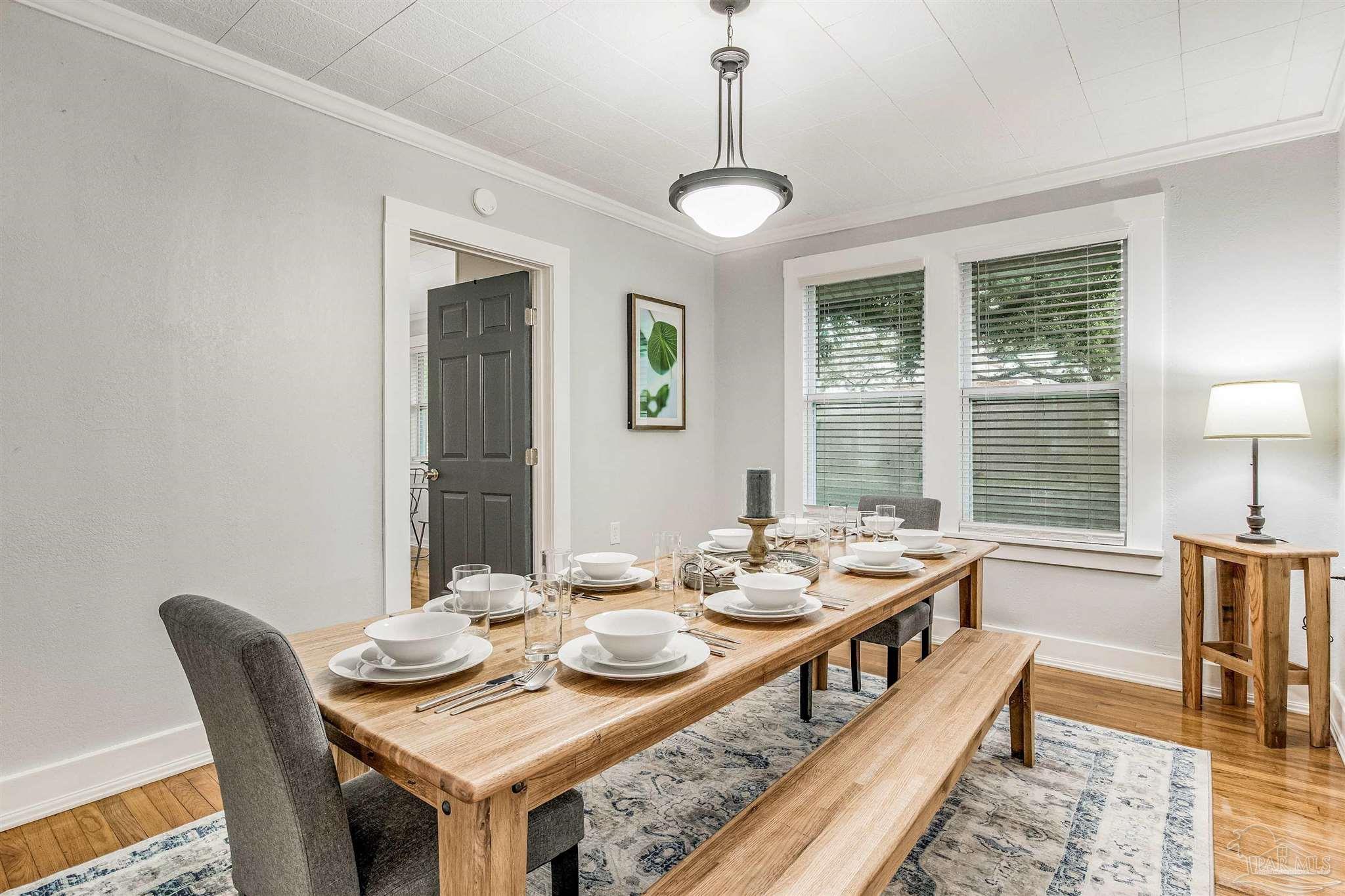 2624 W De Soto St