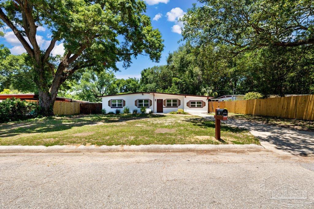 Photo 1 of 28 — 9 Edgemont Dr, Pensacola, FL 32506
