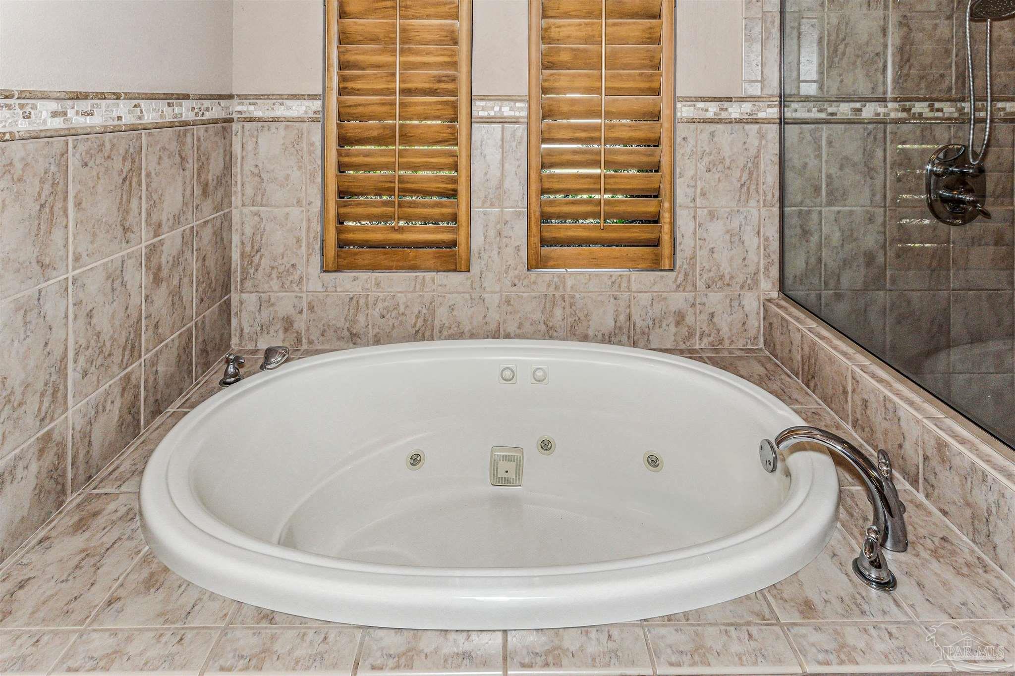 Gulf Breeze, Florida 32563, United States, 4 Bedrooms Bedrooms, ,3 BathroomsBathrooms,Residential,Pending,106098