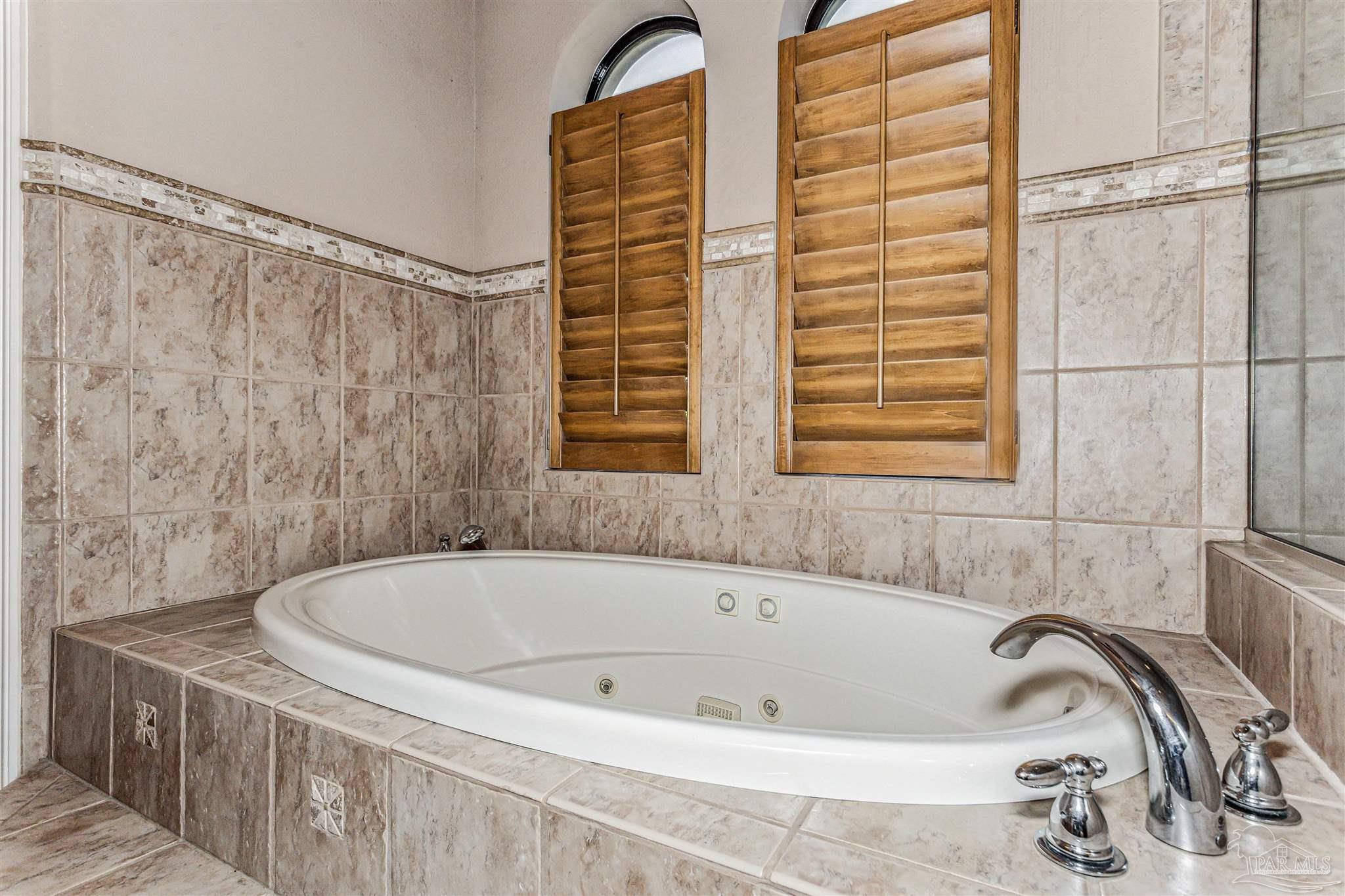 Gulf Breeze, Florida 32563, United States, 4 Bedrooms Bedrooms, ,3 BathroomsBathrooms,Residential,Pending,106098