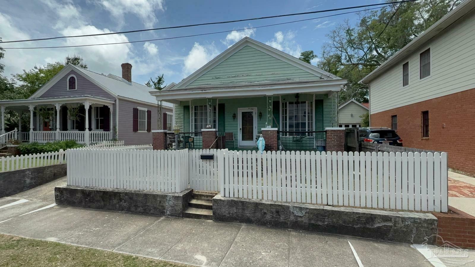 Photo 1 of 10 — 109 S Florida Blanca St, Pensacola, FL 32502