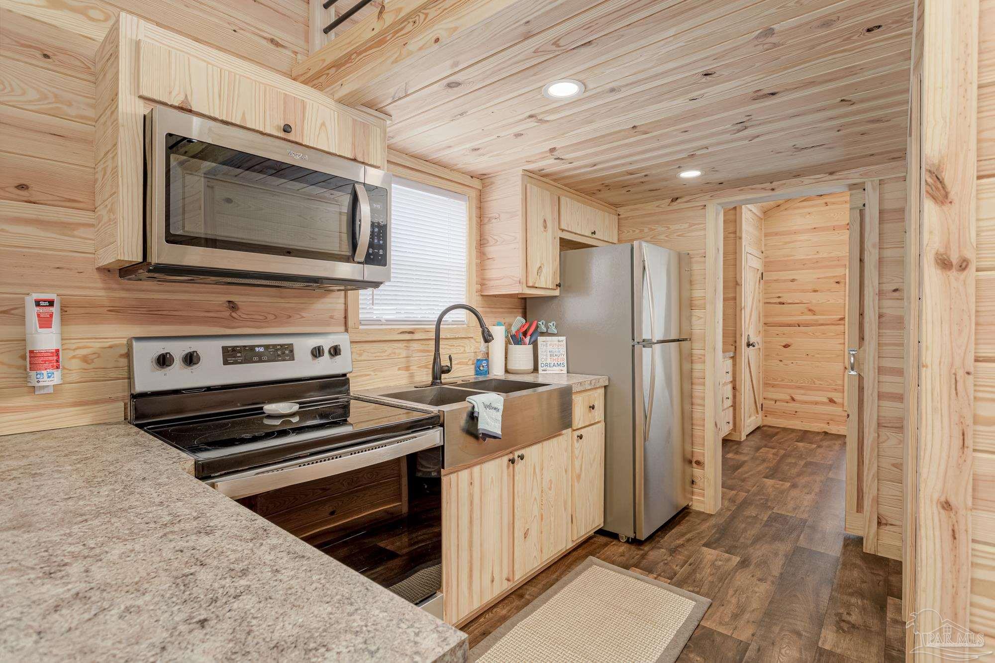 Pensacola, Florida 32526, United States, 1 Bedroom Bedrooms, ,1 BathroomBathrooms,Residential,Active,244732