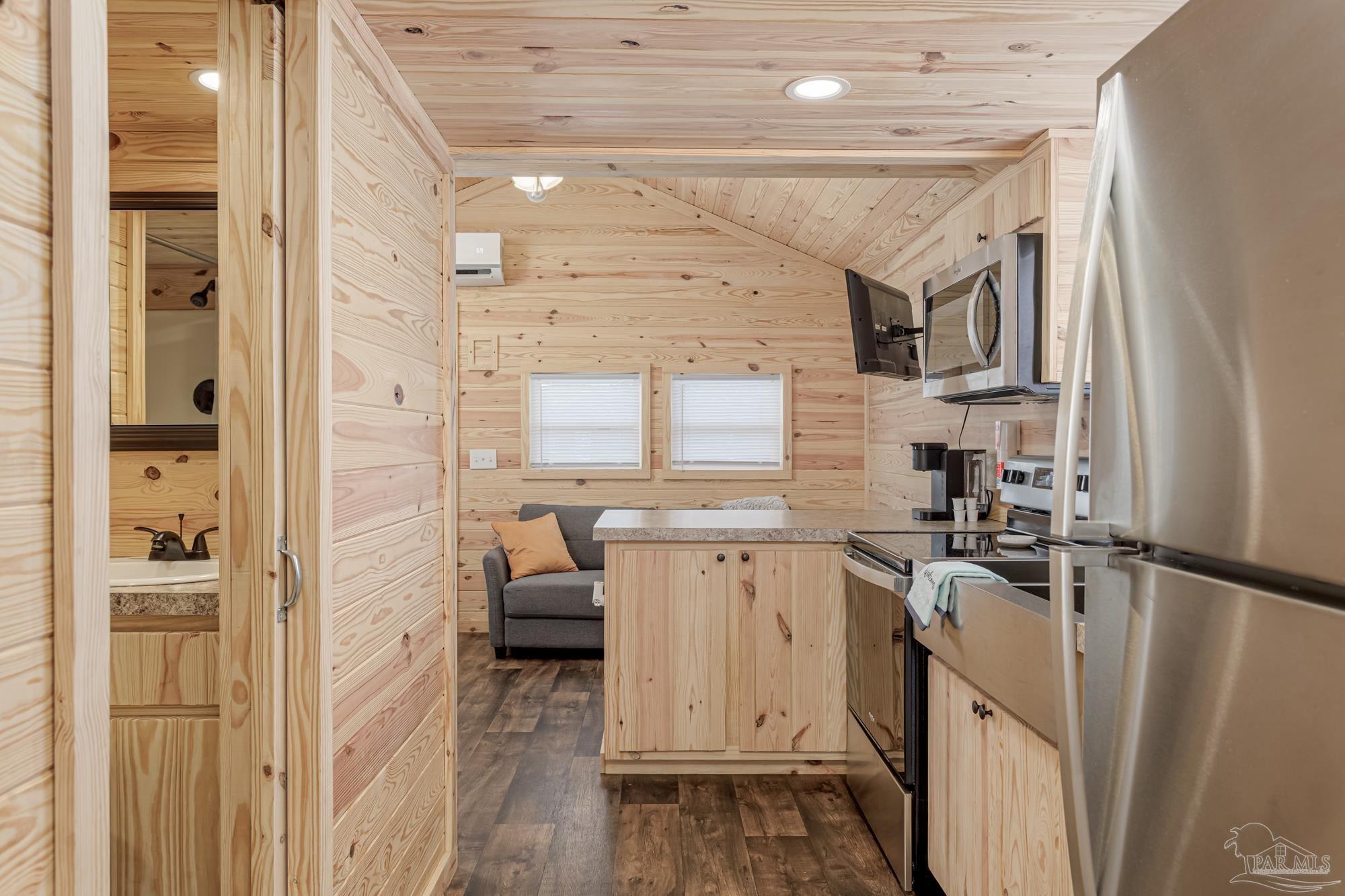 Pensacola, Florida 32526, United States, 1 Bedroom Bedrooms, ,1 BathroomBathrooms,Residential,Active,244732