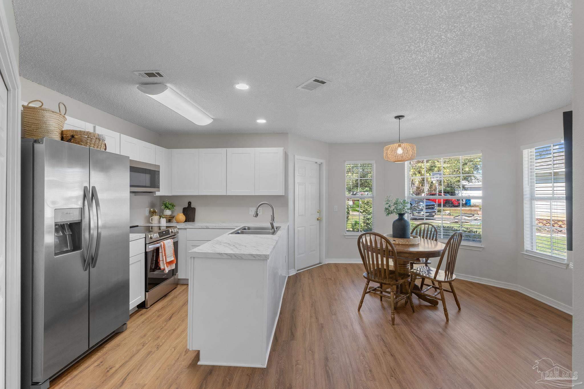 Gulf Breeze, Florida 32563, United States, 3 Bedrooms Bedrooms, ,2 BathroomsBathrooms,Residential,Contingent,143497