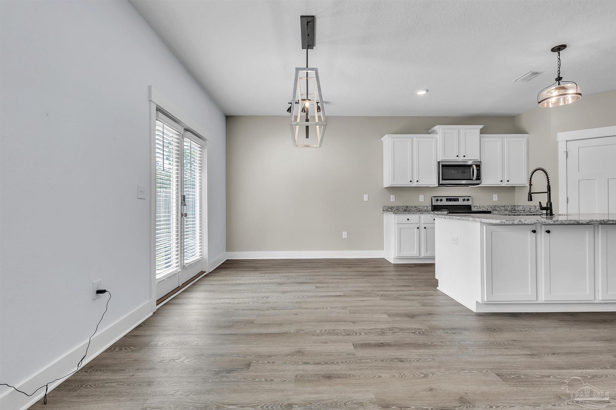 Gulf Breeze, Florida 32563, United States, 5 Bedrooms Bedrooms, ,3 BathroomsBathrooms,Residential,Active,236018