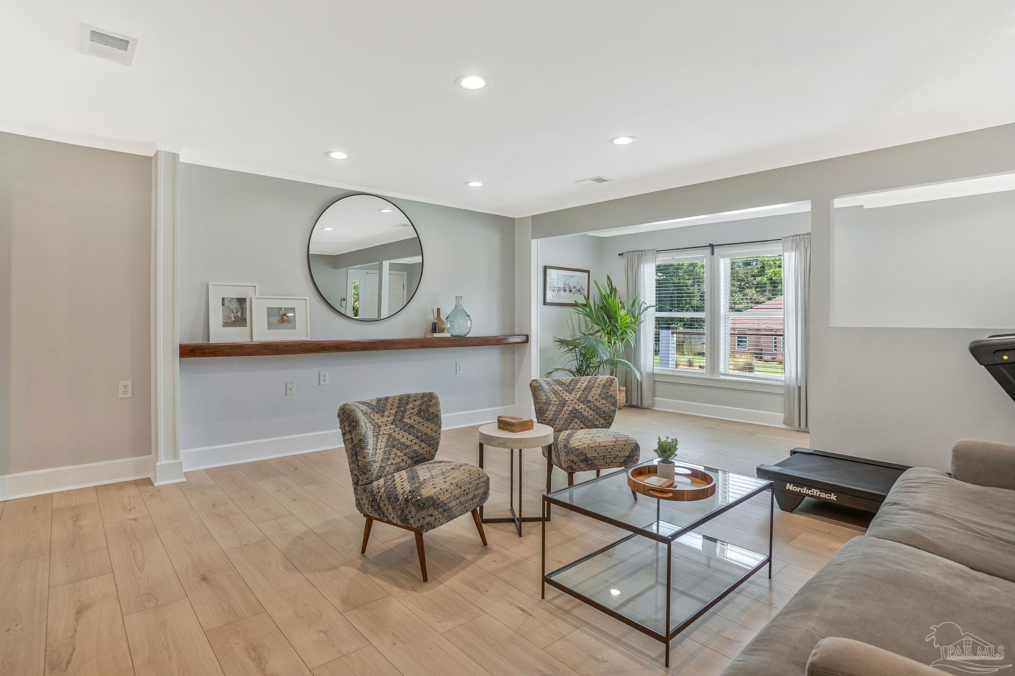 933 Coronado Dr
