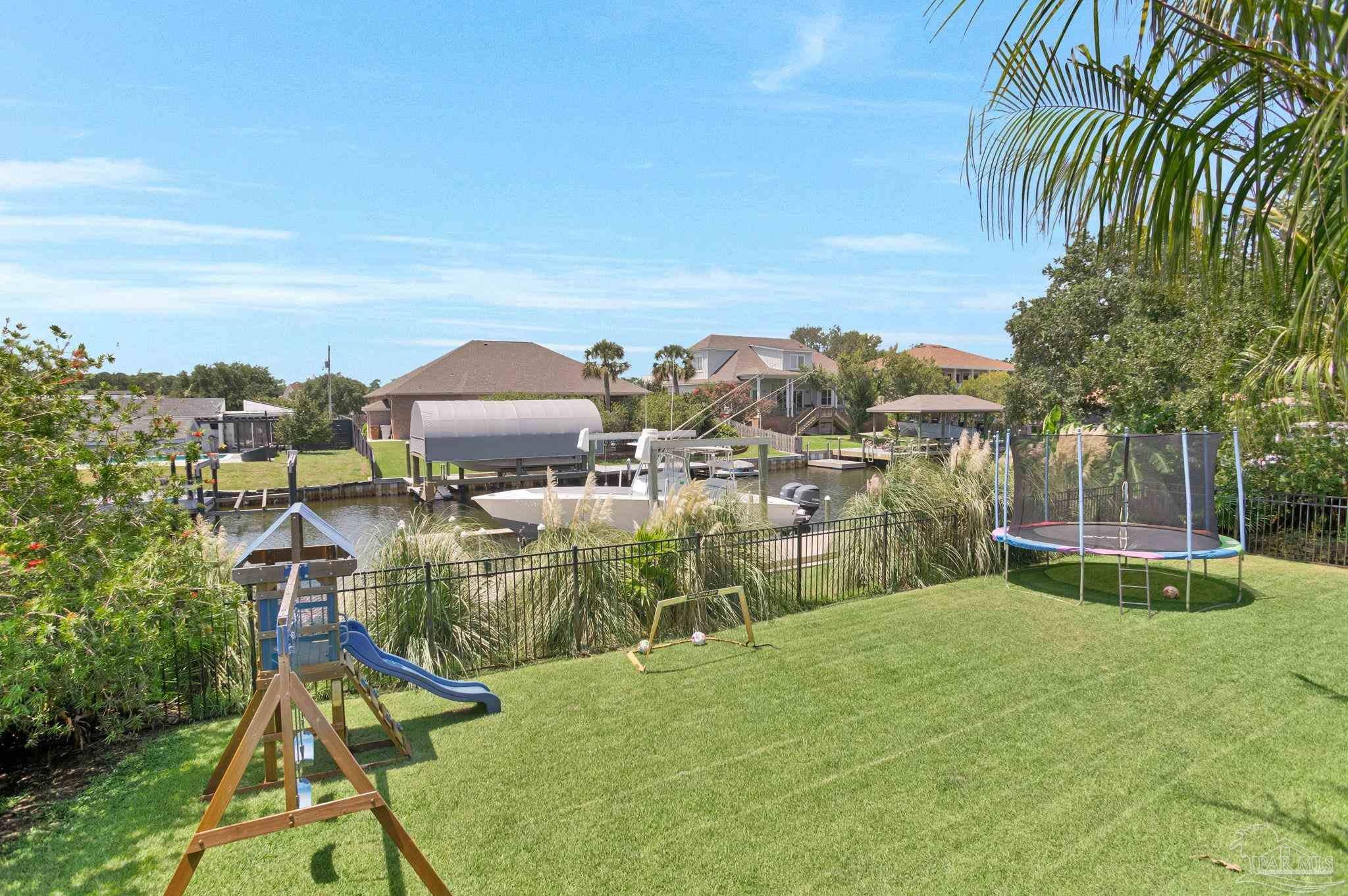 933 Coronado Dr