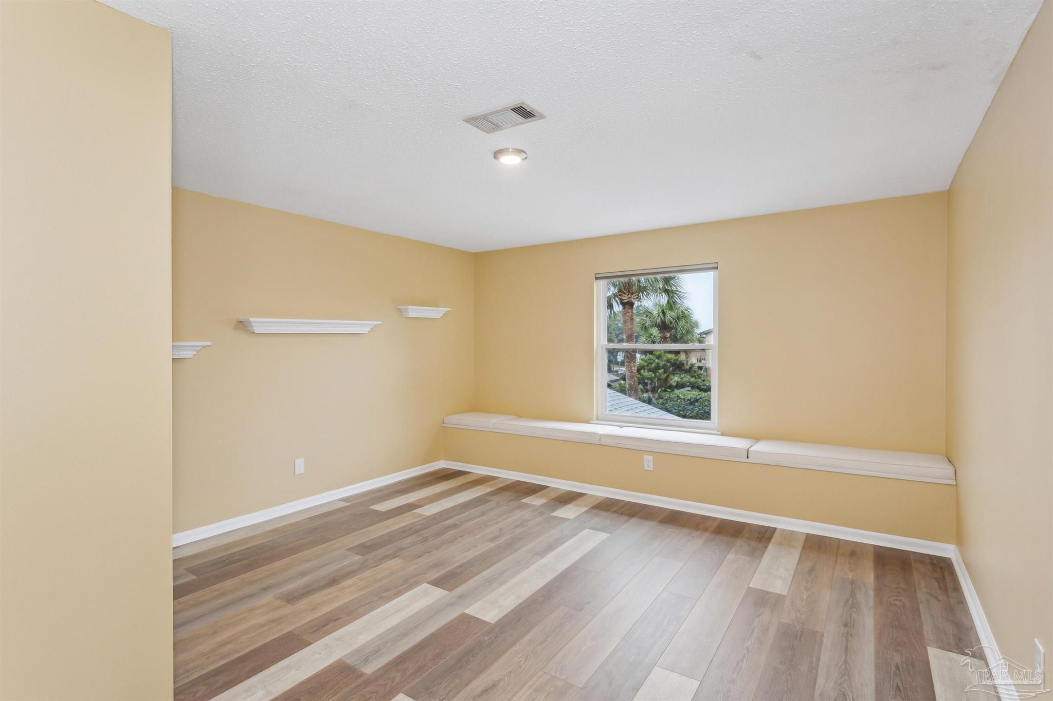 Gulf Breeze, Florida 32563, United States, 4 Bedrooms Bedrooms, ,3 BathroomsBathrooms,Residential,Active,33384