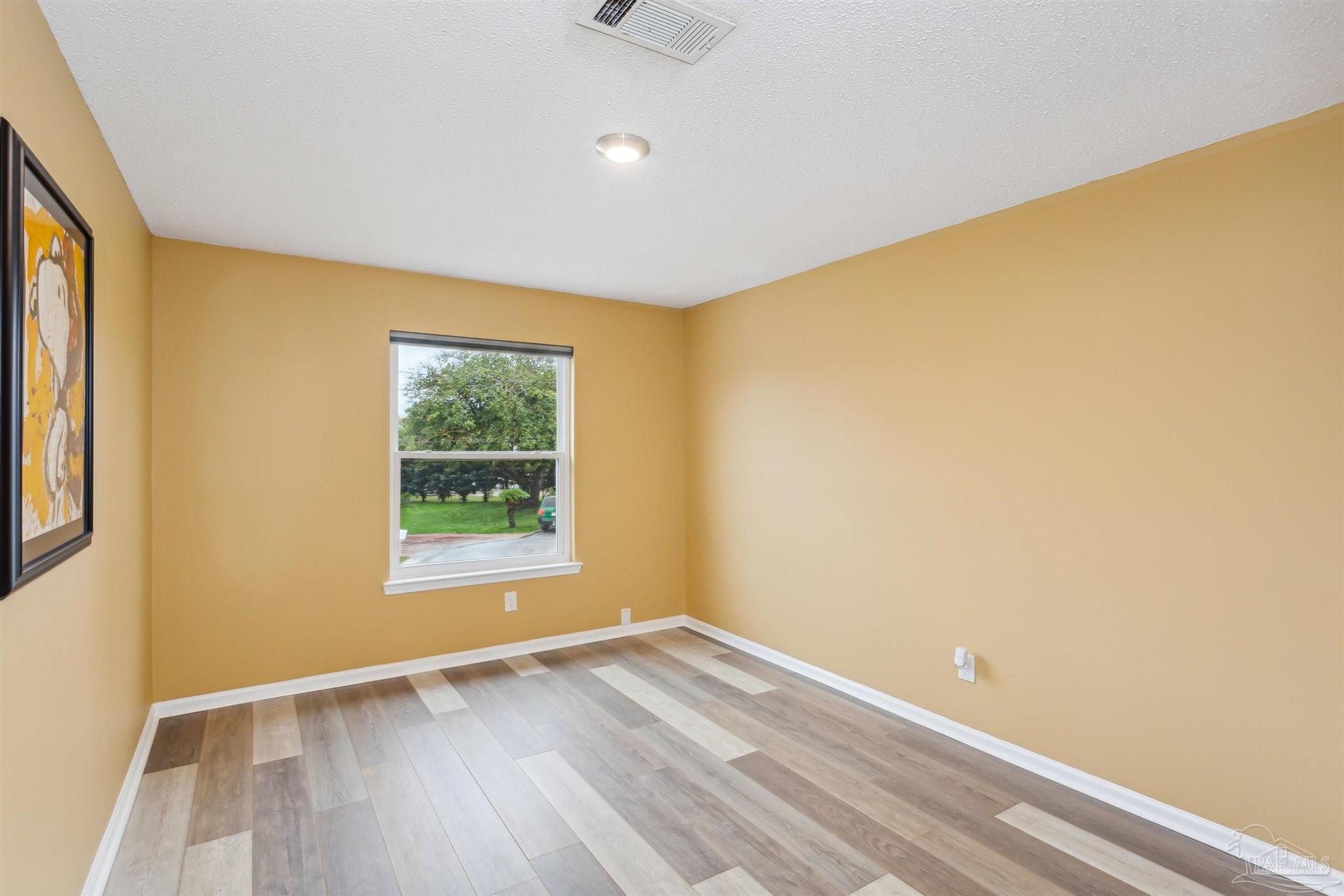 Gulf Breeze, Florida 32563, United States, 4 Bedrooms Bedrooms, ,3 BathroomsBathrooms,Residential,Active,33384