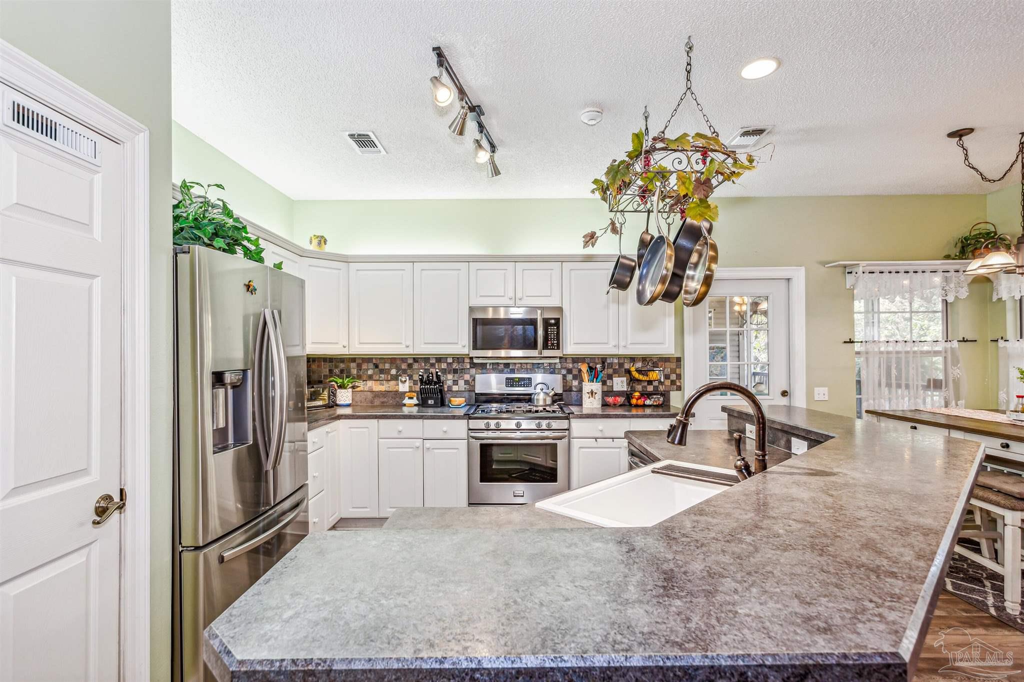 Navarre, Florida 32566, United States, 4 Bedrooms Bedrooms, ,2 BathroomsBathrooms,Residential,Pending,26303