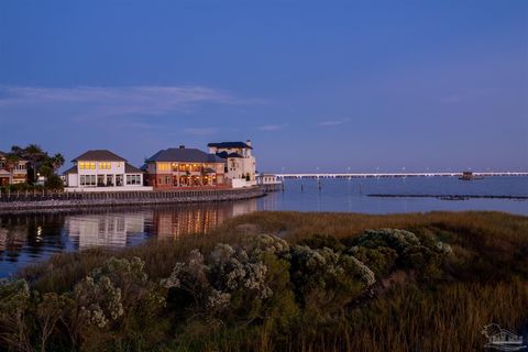 17 Wharf Ave Pensacola FL 32502