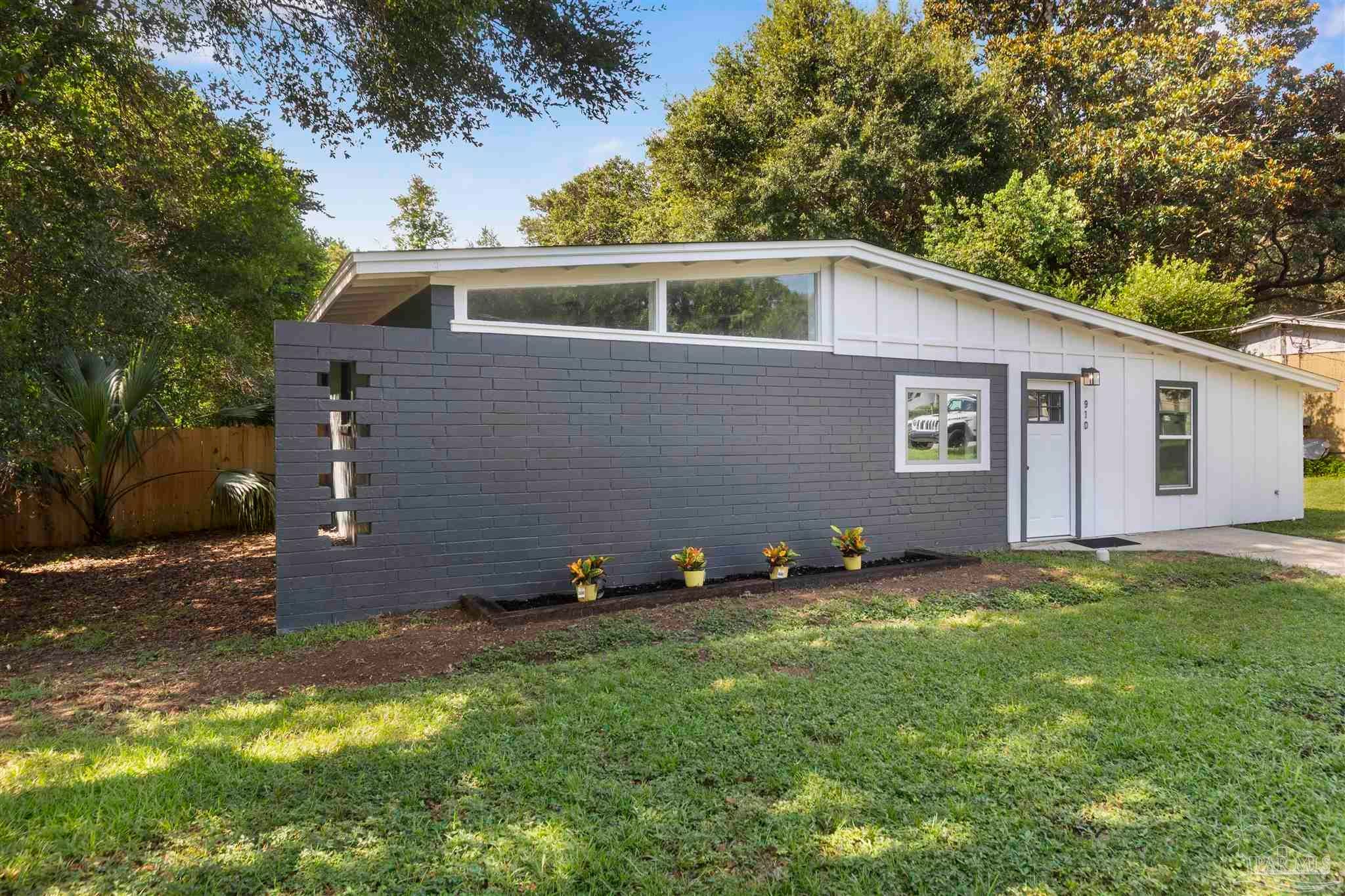 910 Artesian Ave