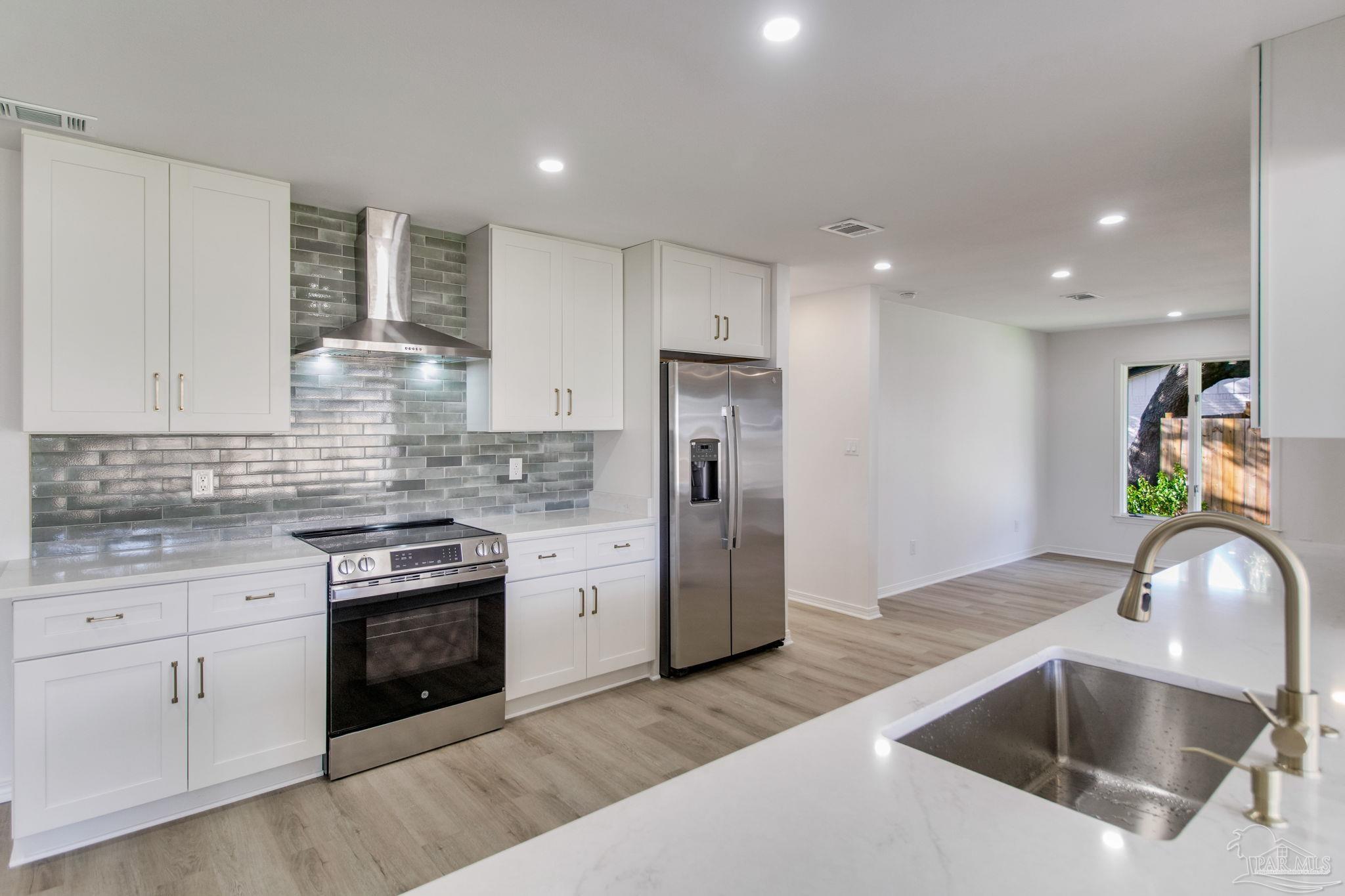 Gulf Breeze, Florida 32563, United States, 4 Bedrooms Bedrooms, ,3 BathroomsBathrooms,Residential,Active,92742