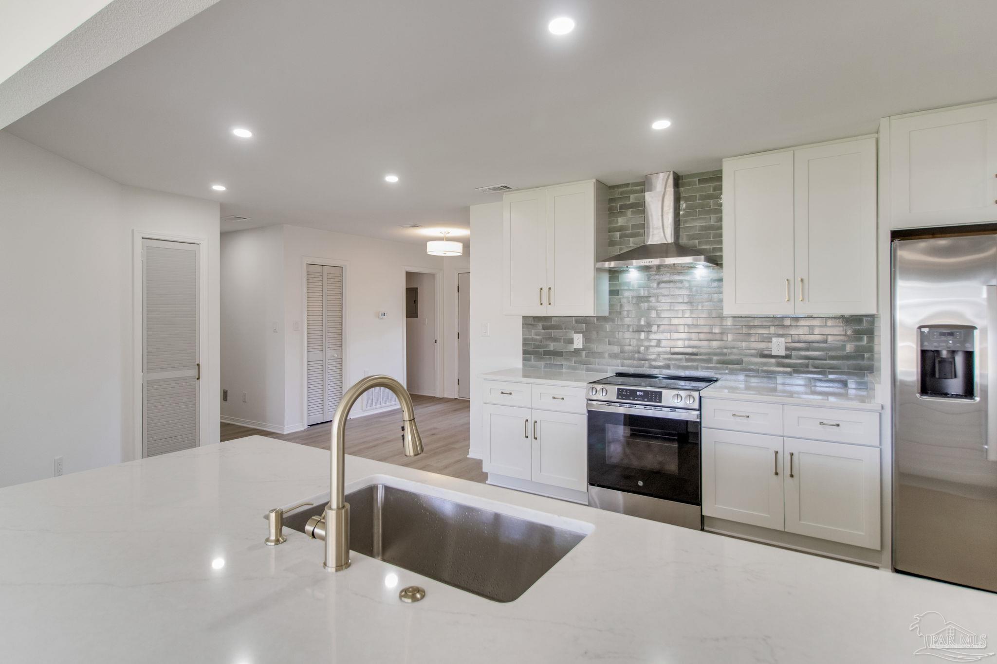 Gulf Breeze, Florida 32563, United States, 4 Bedrooms Bedrooms, ,3 BathroomsBathrooms,Residential,Active,92742