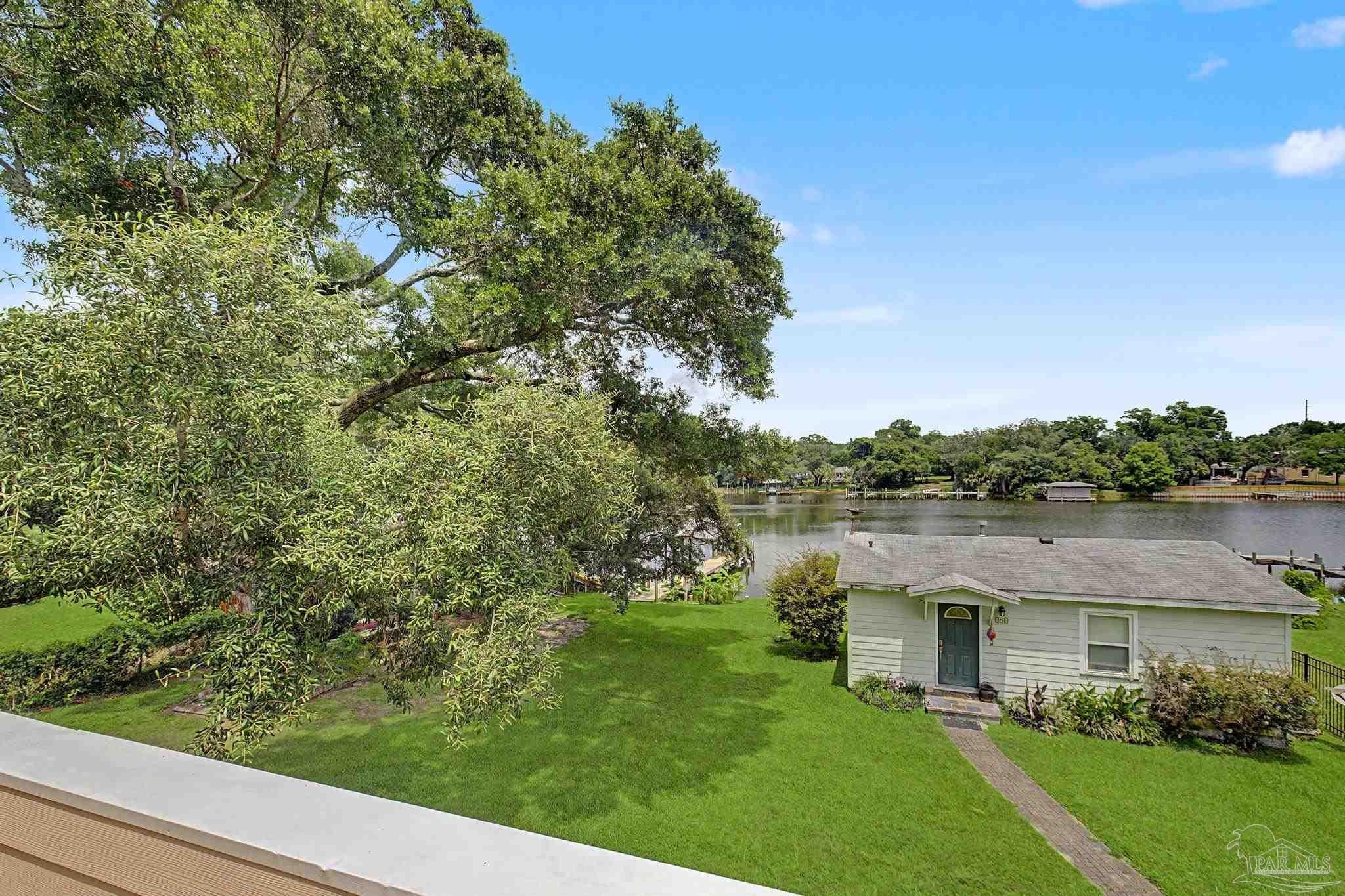 208 Pinewood Ln