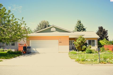 Photo of 1406 Walnut St, Sandpoint, ID 83864 (MLS # 20260386)