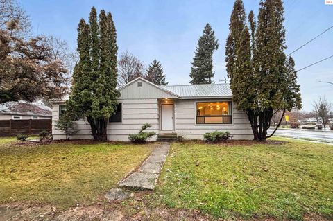 Photo of 727 Sixth Avenue, Sandpoint, ID 83864 (MLS # 20252858)