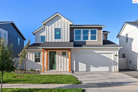 Photo of 627 Moscow St, Sandpoint, ID 83864 (MLS # 20252669)