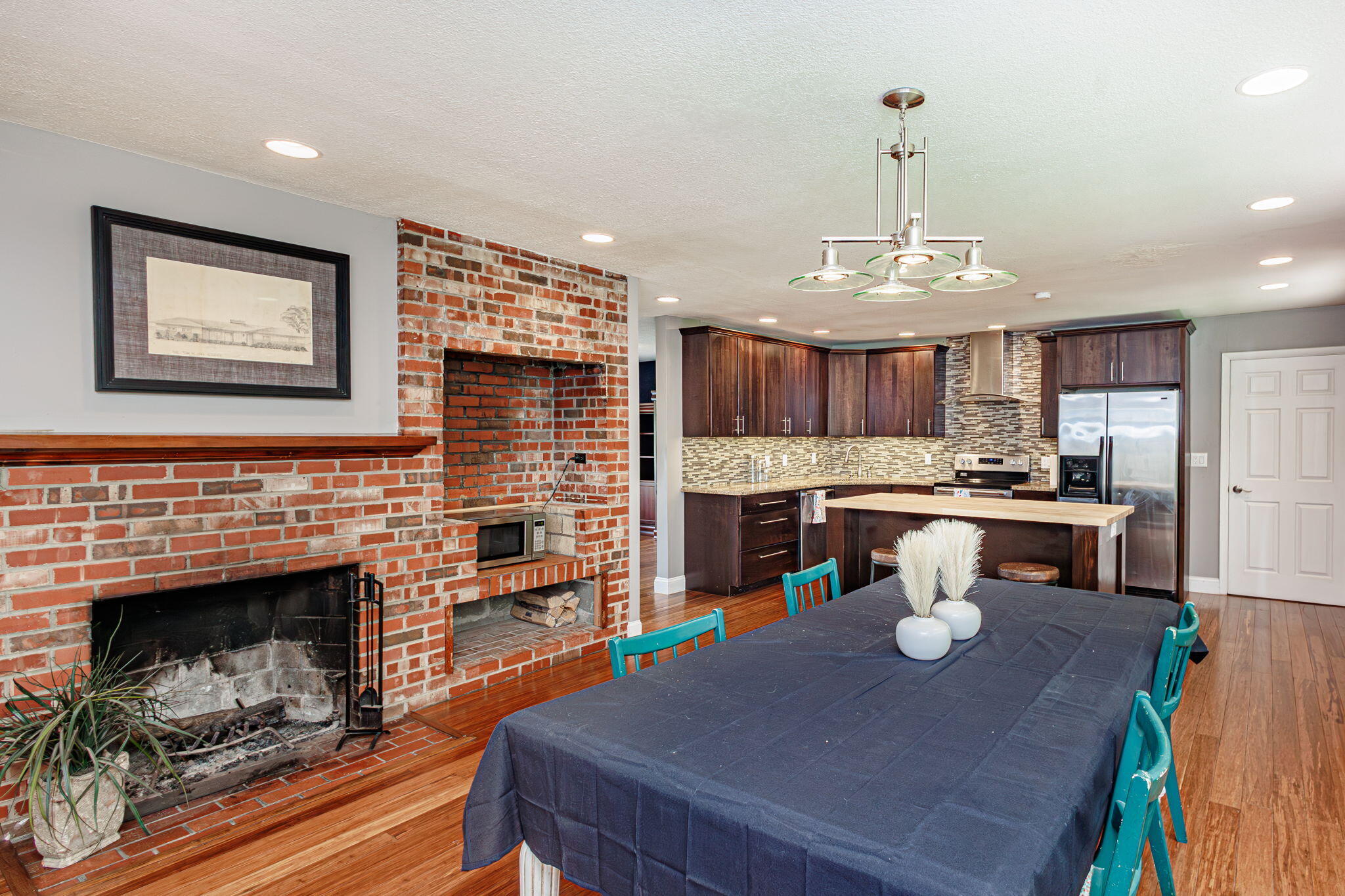 Columbia, Missouri 65203, United States, 4 Bedrooms Bedrooms, ,3 BathroomsBathrooms,Residential,Pending,56248