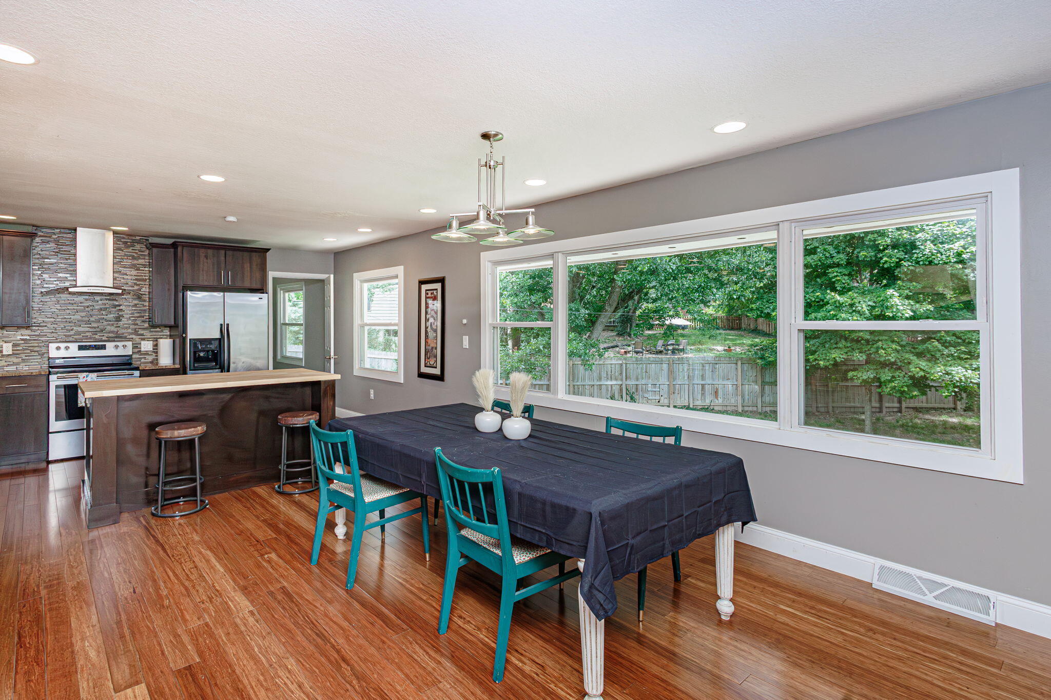 Columbia, Missouri 65203, United States, 4 Bedrooms Bedrooms, ,3 BathroomsBathrooms,Residential,Pending,56248