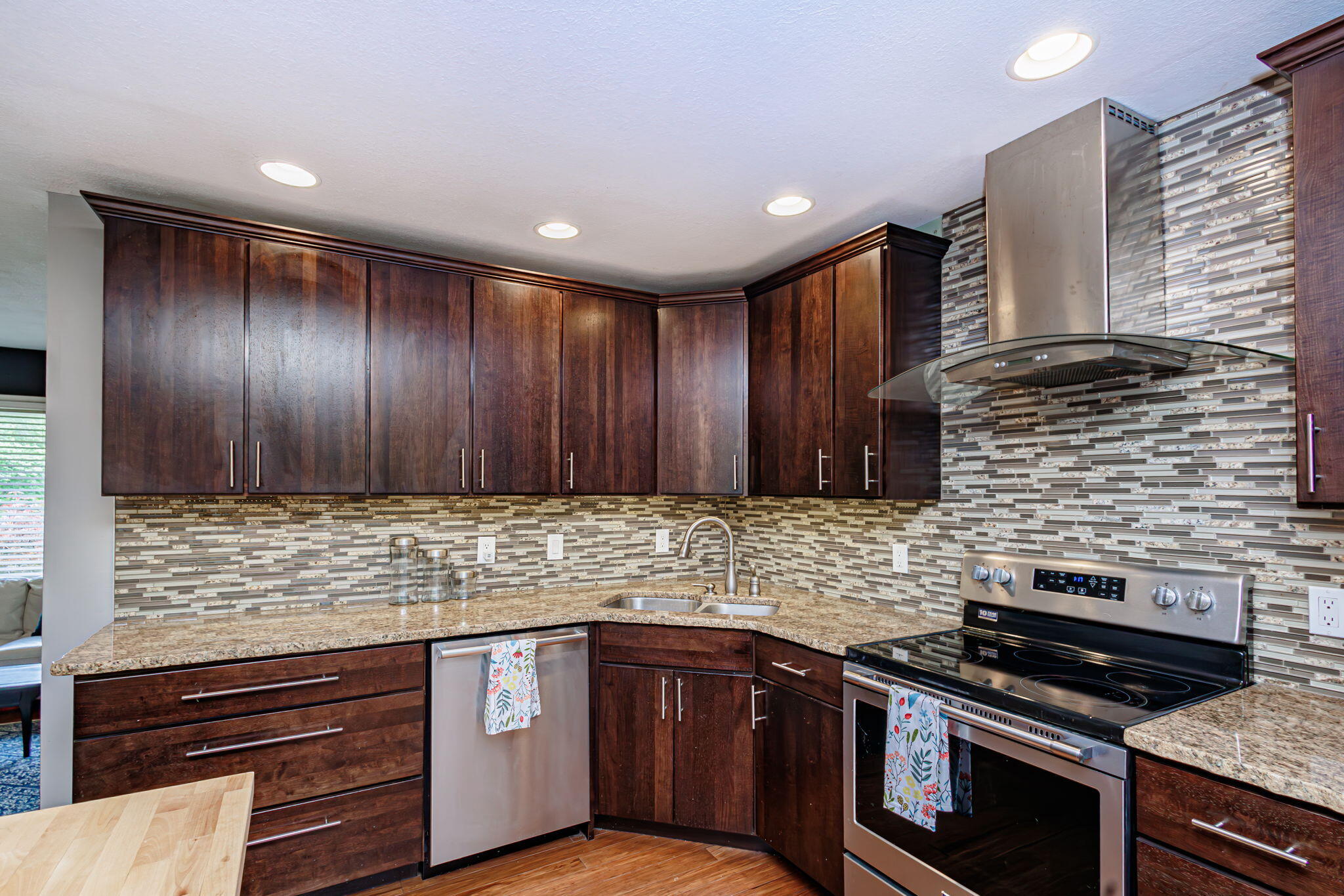 Columbia, Missouri 65203, United States, 4 Bedrooms Bedrooms, ,3 BathroomsBathrooms,Residential,Pending,56248