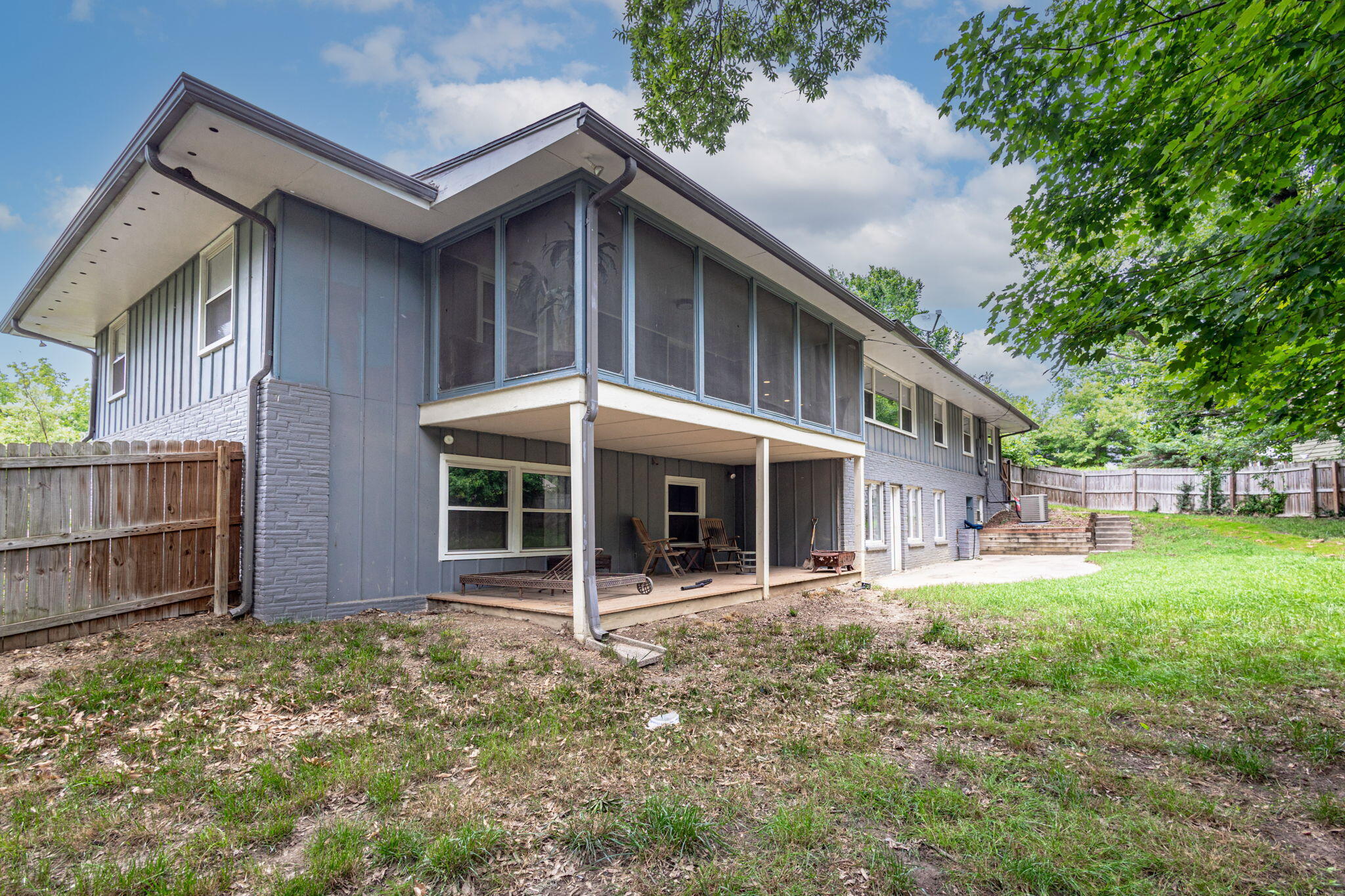 Columbia, Missouri 65203, United States, 4 Bedrooms Bedrooms, ,3 BathroomsBathrooms,Residential,Pending,56248