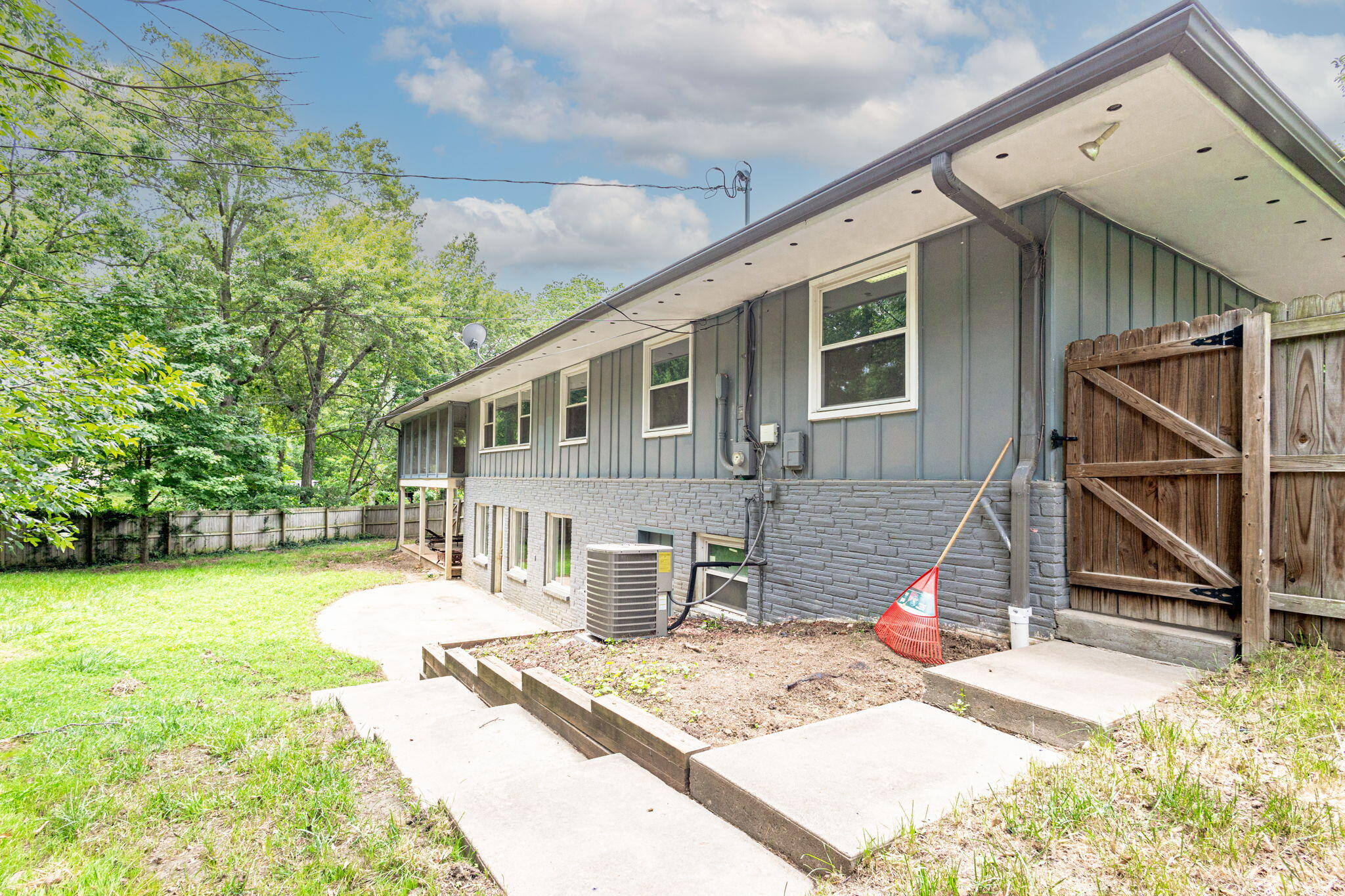 Columbia, Missouri 65203, United States, 4 Bedrooms Bedrooms, ,3 BathroomsBathrooms,Residential,Pending,56248