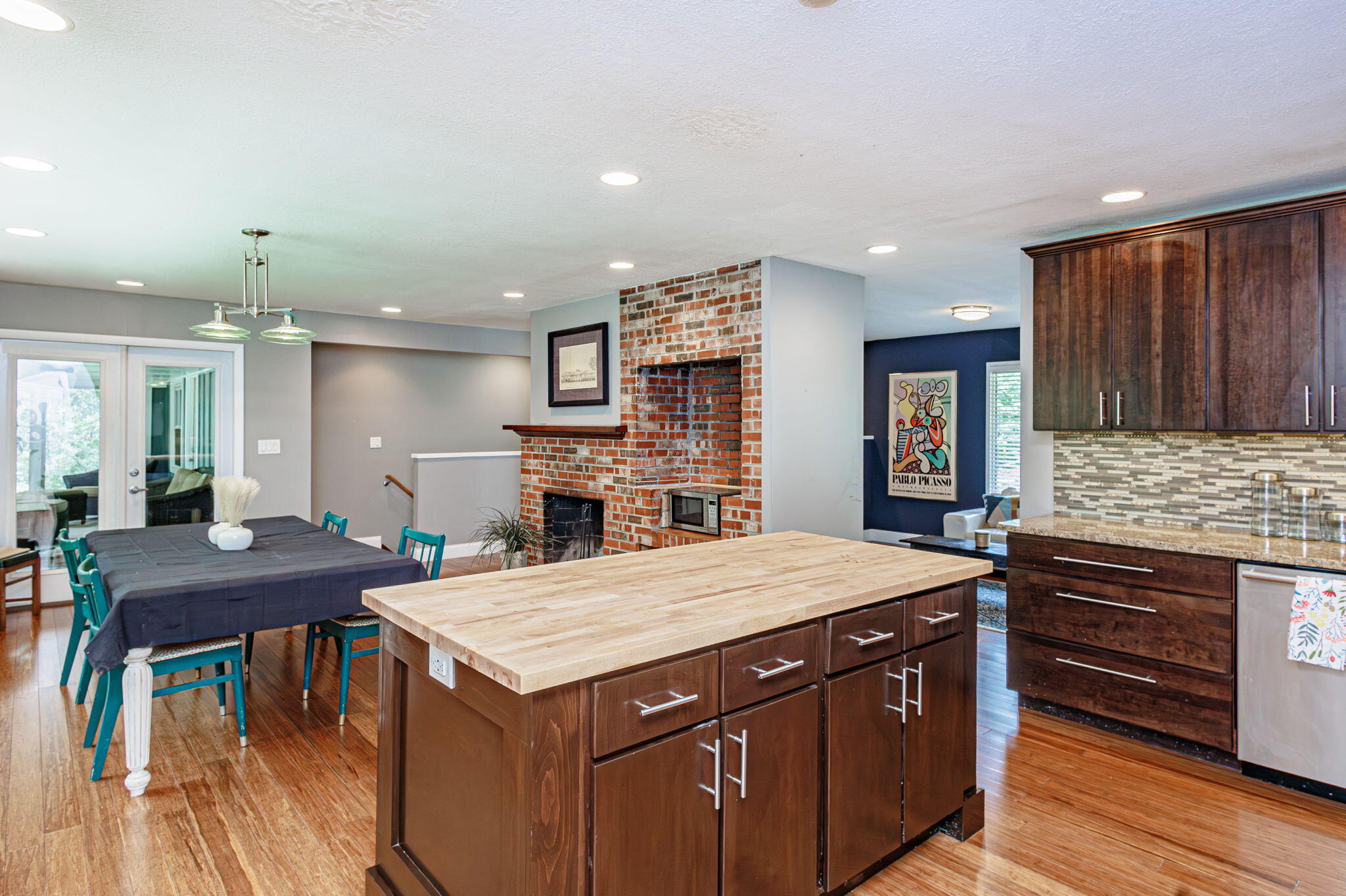 Columbia, Missouri 65203, United States, 4 Bedrooms Bedrooms, ,3 BathroomsBathrooms,Residential,Pending,56248