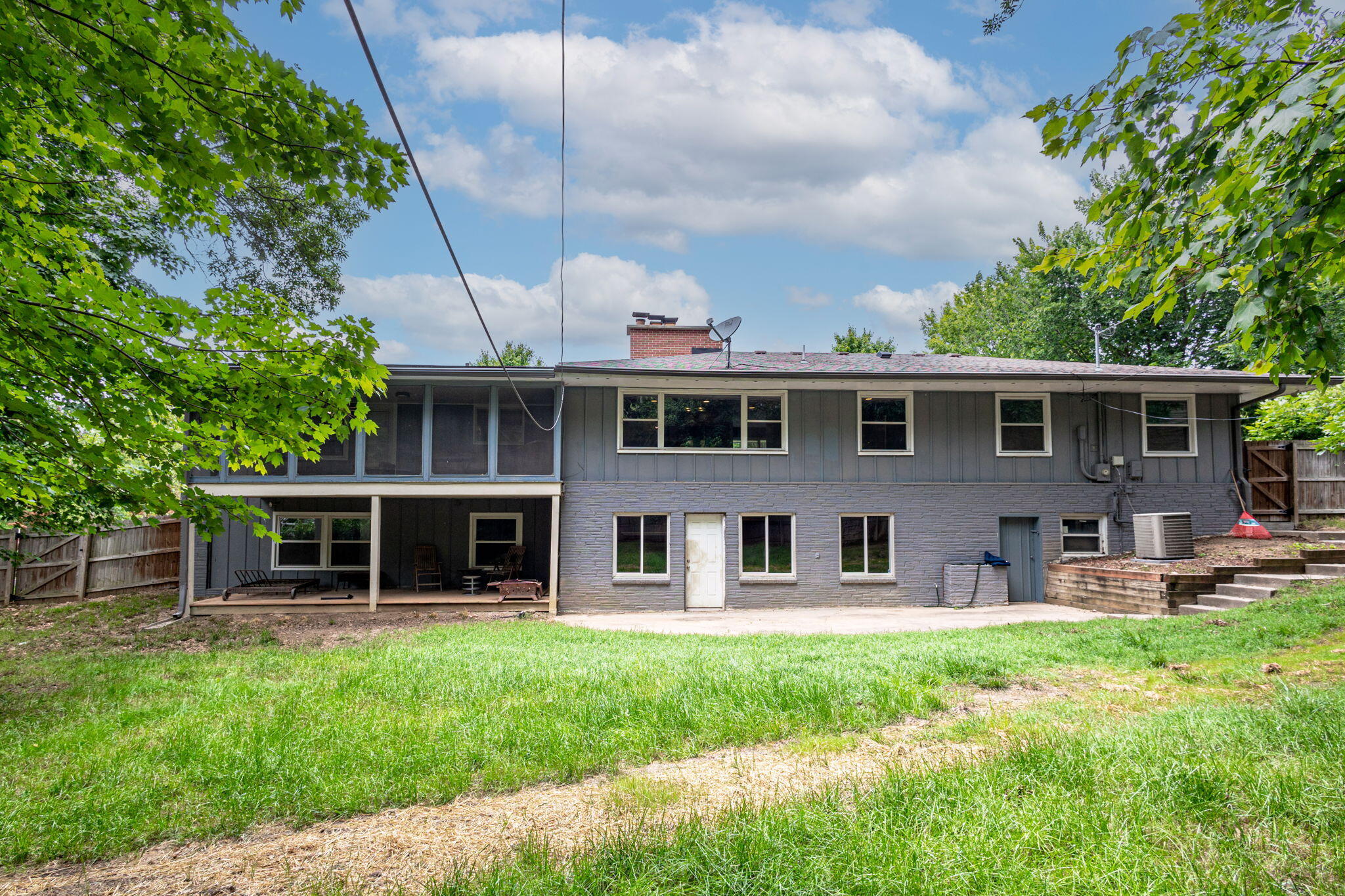 Columbia, Missouri 65203, United States, 4 Bedrooms Bedrooms, ,3 BathroomsBathrooms,Residential,Pending,56248